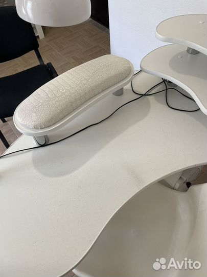 Маникюрный стол