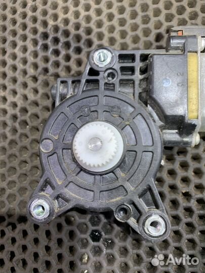 Моторчик стеклоподъемника задний правый Actyon New