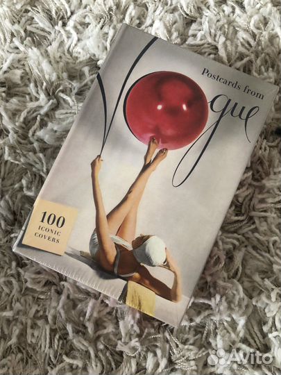 Сто открыток с обложками журнала Вог