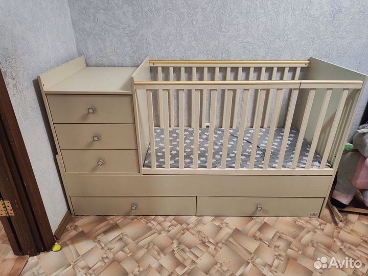 Детская кроватка с комодом