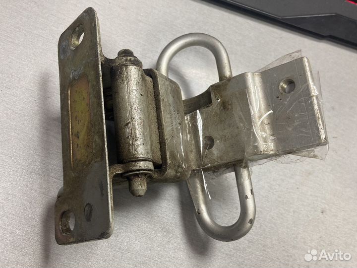 Петля задней правая двери Audi 100 С4 4A0833412a