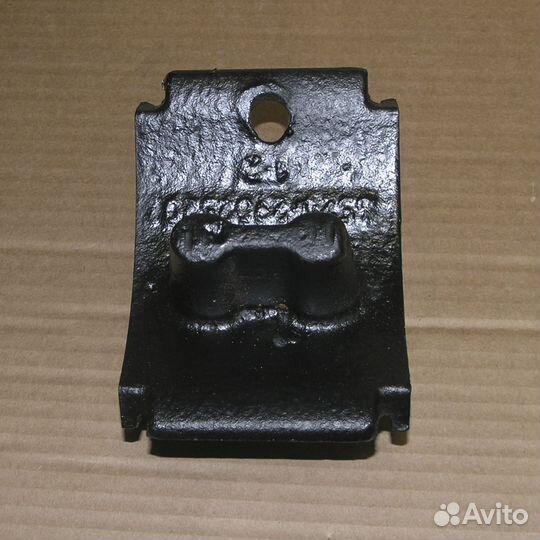 Опора заднего кронштейна передней рессоры камаз