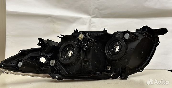 Правая фара от Toyota Corolla 2007 года выпуска