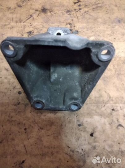 Кронштейн двигателя правый Audi A4 B5 AQD