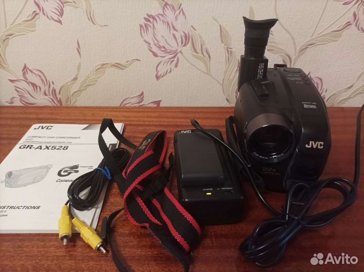 Видеокамера JVC GR-AX528