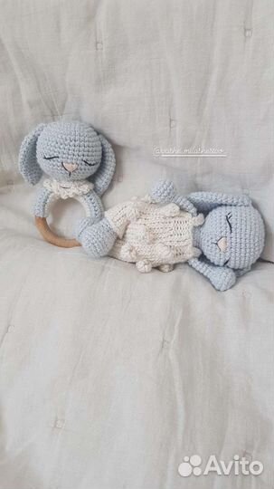 Вязаный комплект с пинетками для новорожденного