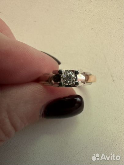 Золотое кольцо с бриллиантом