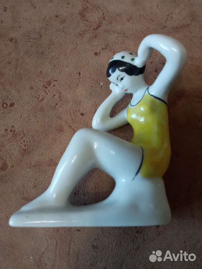 Фарфоровая статуэтка пловчиха Купальщица Гжель