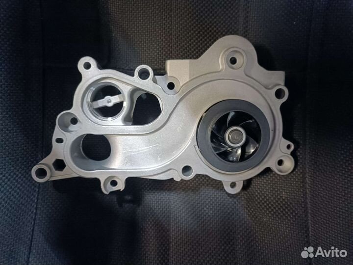 Помпа насос водяной Skoda Rapid