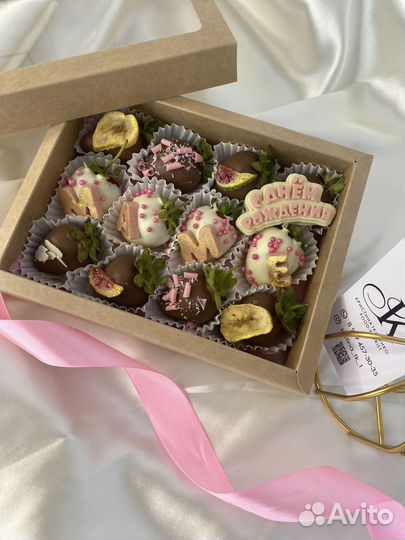 Подарочные композиции из клубники в шоколаде