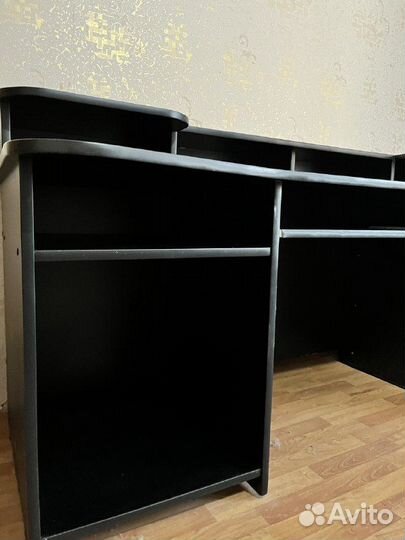 Компьютерный стол для офиса или студии