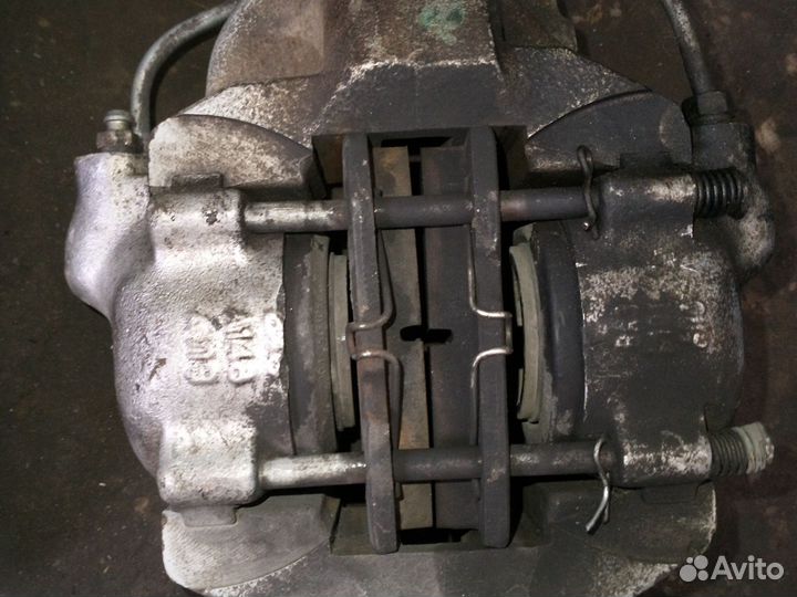 Продам верхние рычаги и тормозные суппорта 2107