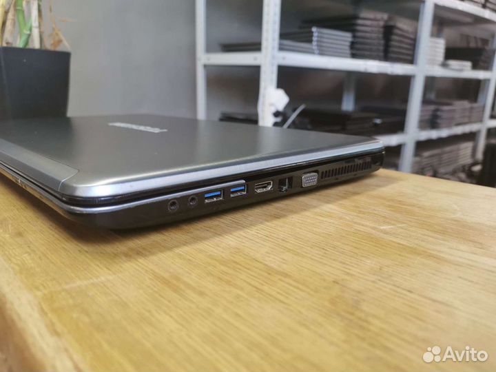 Игровой Toshiba satellite L875- B4M I5, HD7600M