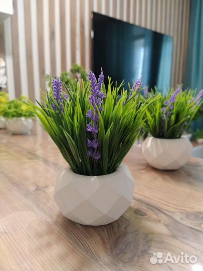 Искусственные цветы в горшках