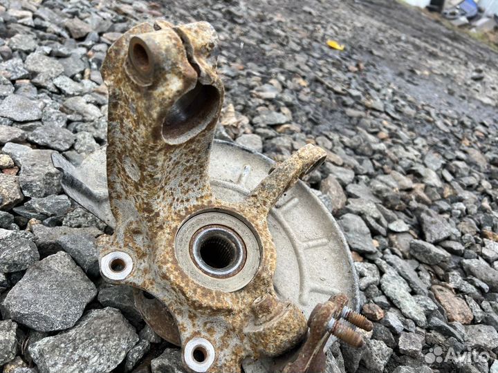 Поворотный кулак правый Volkswagen Polo Sedan