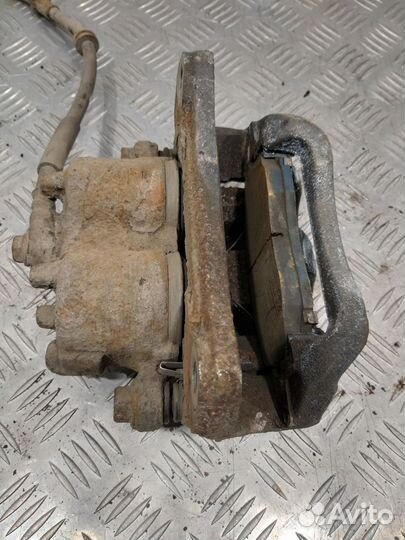 Суппорт тормозной передний левый Mitsubishi Pajero