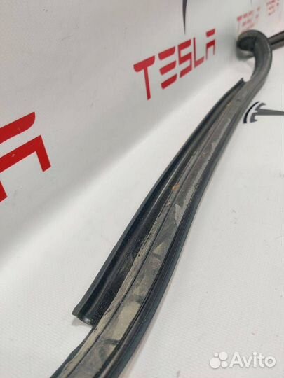 Уплотнитель проема дверного Tesla Model X 2019