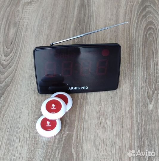 Кнопка вызова официанта и табло отображения вызова