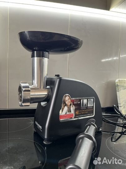 Продам мясорубку Redmond