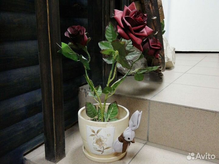 Искусственные цветы в горшке