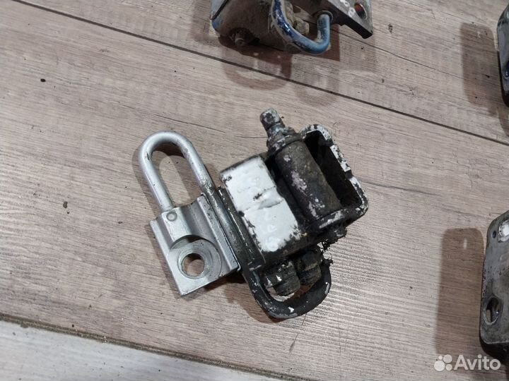 Петля задней двери Volkswagen Golf Bora