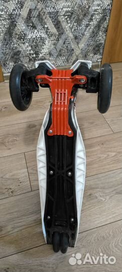 Самокат трехколесный