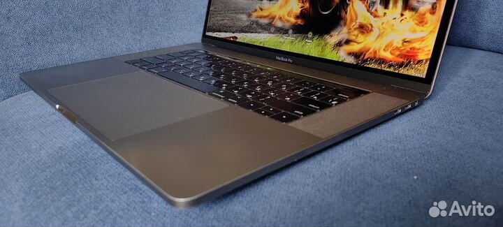 Apple MacBook pro 15 2016 16 gb 1000 SSD touch bar