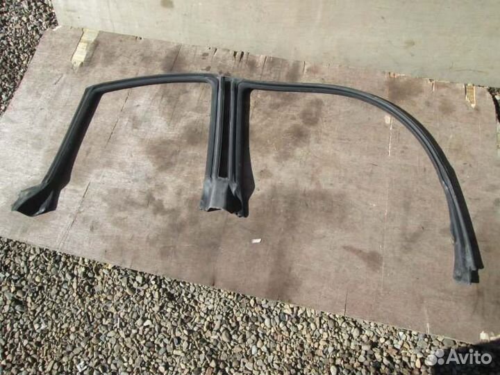 Уплотнительная резинка стекла правая Subaru Legacy