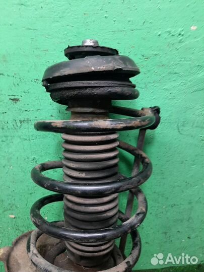 Стойка амортизатора передняя правая Peugeot 3008