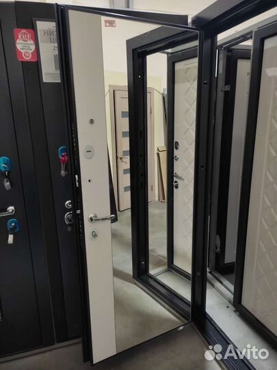 Дверь входная металлическая с зеркалом