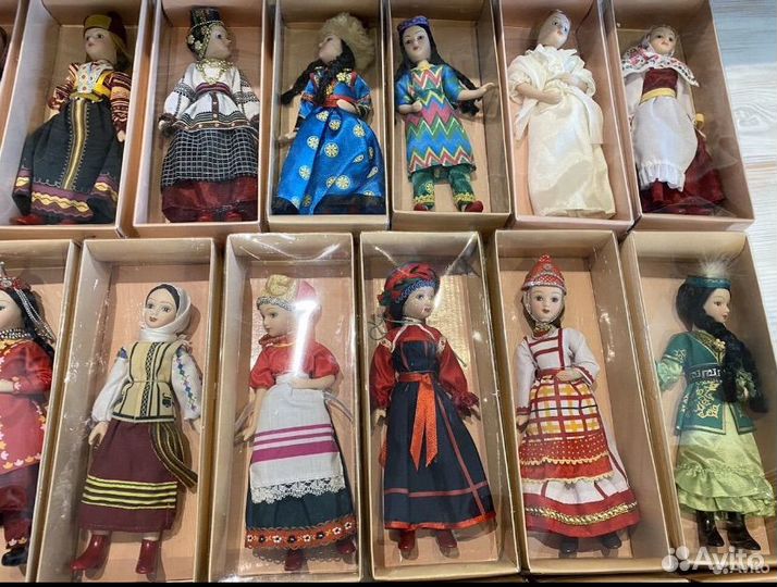 Фарфоровые куклы в народных костюмах