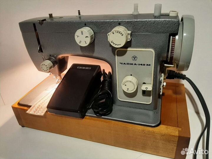 Швейная машинка Чайка 142м бу как новый состояни