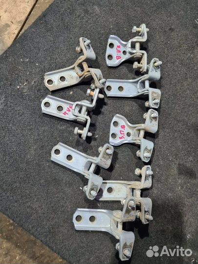 Петля двери Mitsubishi Lancer 9 4G18 2005