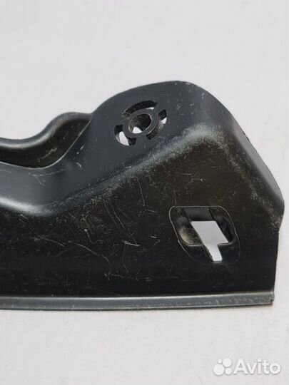 Кронштейн бампера передний Volkswagen Passat B6