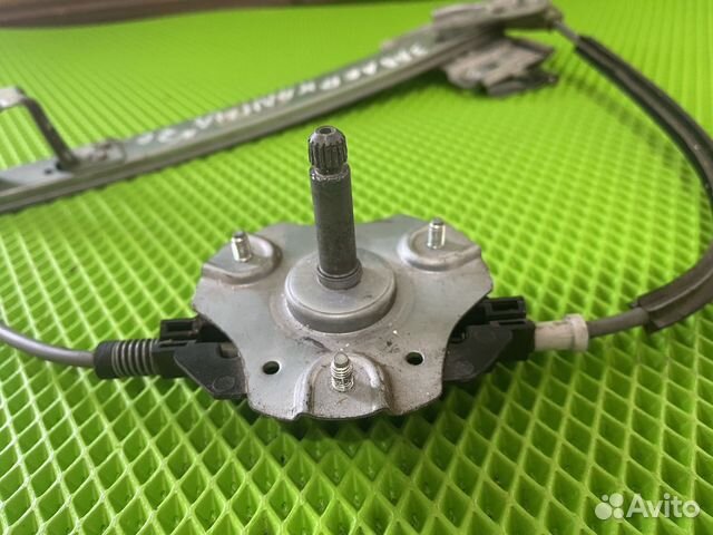 Задний левый механический стеклоподъемник калина 1