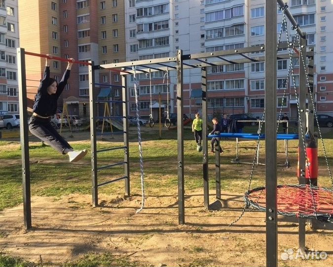 Уличный спорткомплекс с качелью
