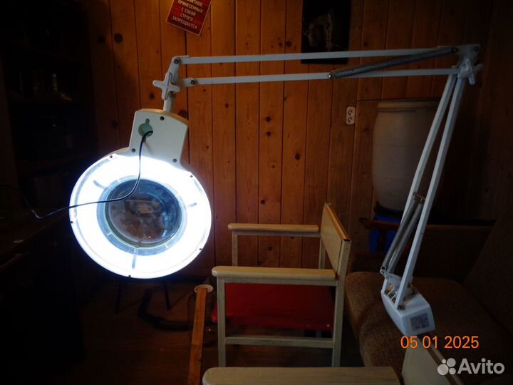 Лупа на штативе с кольцевой подсветкой