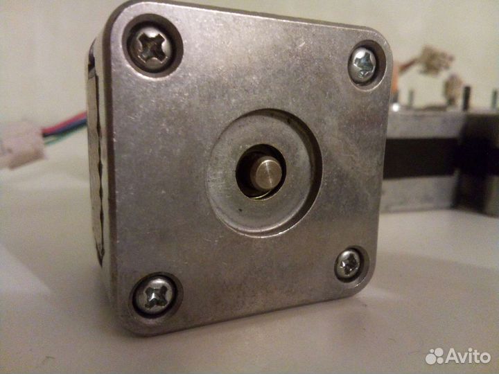 Шаговый двигатель 17