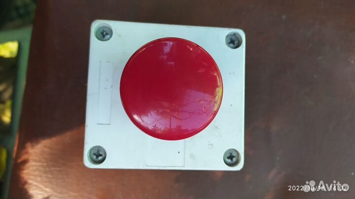 Стоповая кнопка с фиксацией