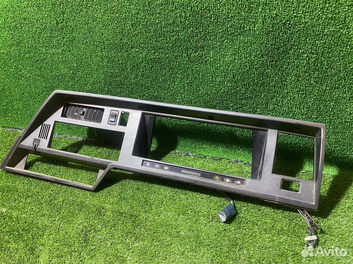 Центральная консоль верхняя Nissan Homy