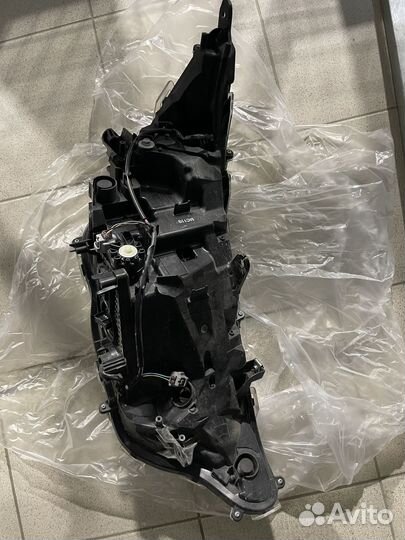 Фара головного освещения левая