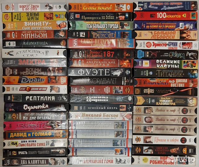 Большая коробка видеокассет VHS