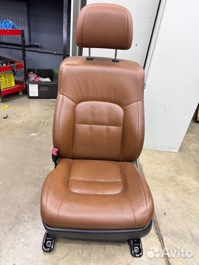 Автомобильное кресло с landcruser 200