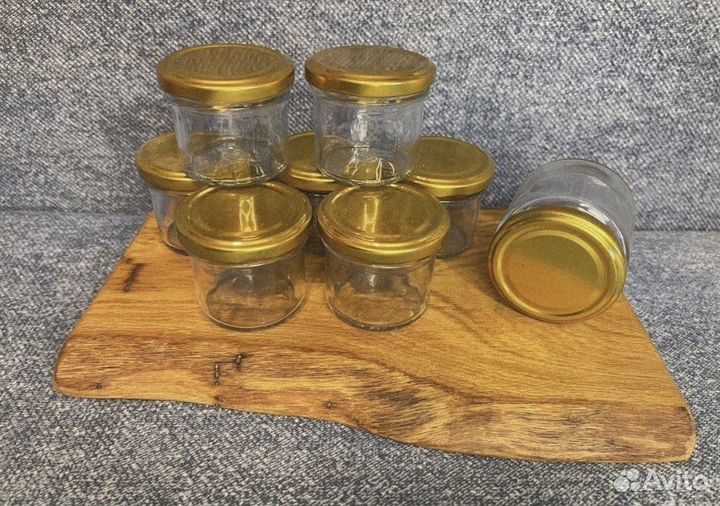 Стеклянные баночки с золотыми крышками