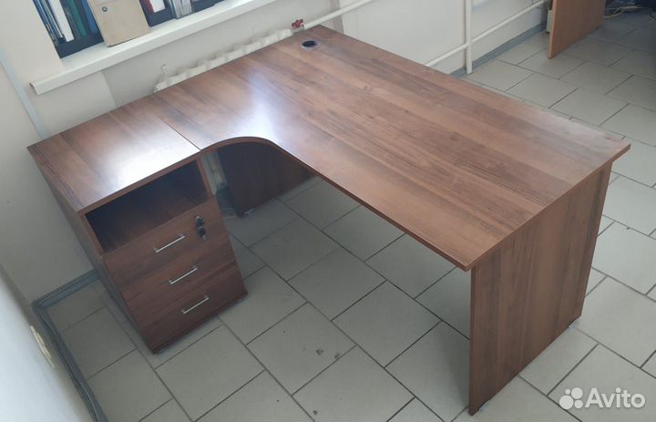 Угловой письменный стол