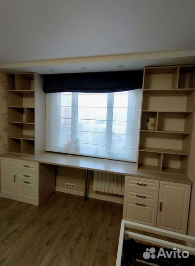 Детская рабочая зона у окна