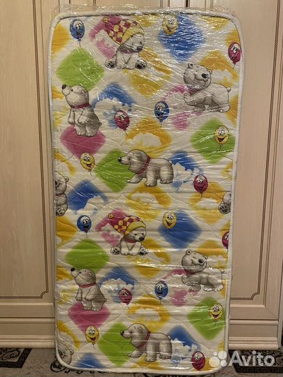 Детская кроватка с маятником