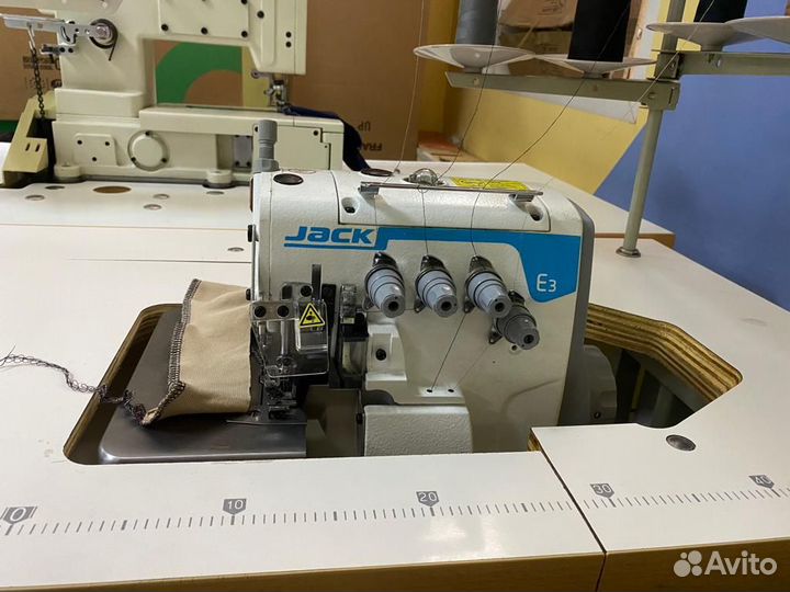 Оверлок 4х нитка Jack E3-4 в утопленном столе Б/У