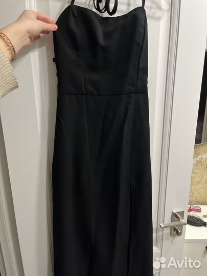 Черное платье с разрезом на ноге