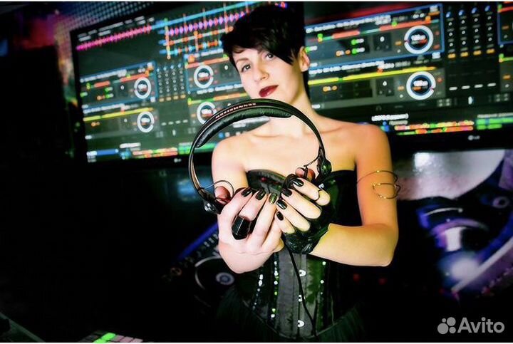 Dj Диджей с личным профессиональным оборудованием